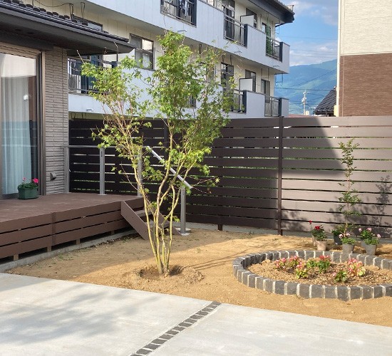 既存のお庭をもっと素敵に生まれ変わらせた外構リフォーム工事｜ピンコロ石がアクセントとなっています！