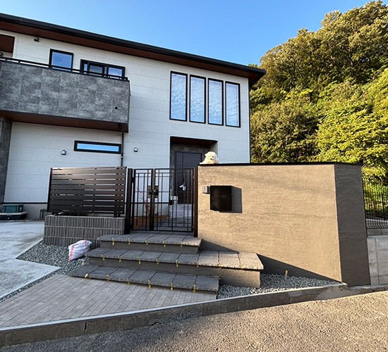 「セミクローズ外構」モダンで高級感のあるおしゃれな外構に変身!