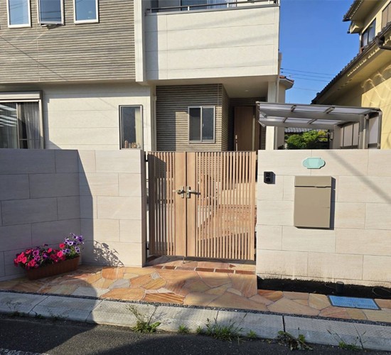 【セミクローズ外構の施工例】 シンプルなオープン外構から安心感のある形へリフォーム