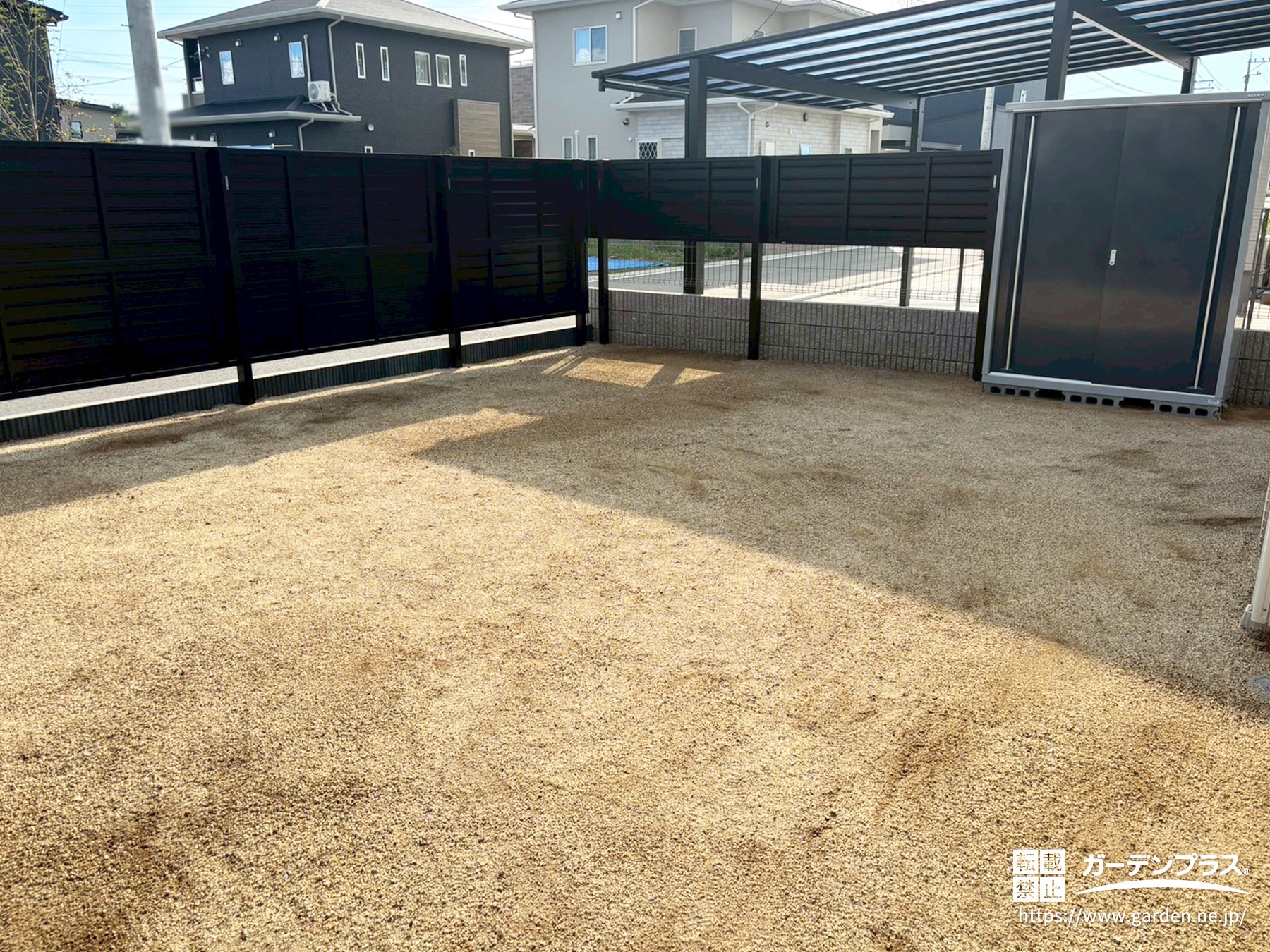 モクアルフェンスで囲った内側のお庭