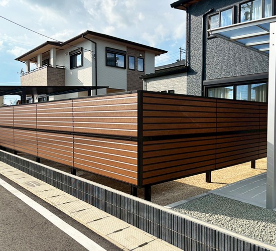 外構費用を抑えたい時におすすめな「モクアルフェンス」でプライバシー確保！