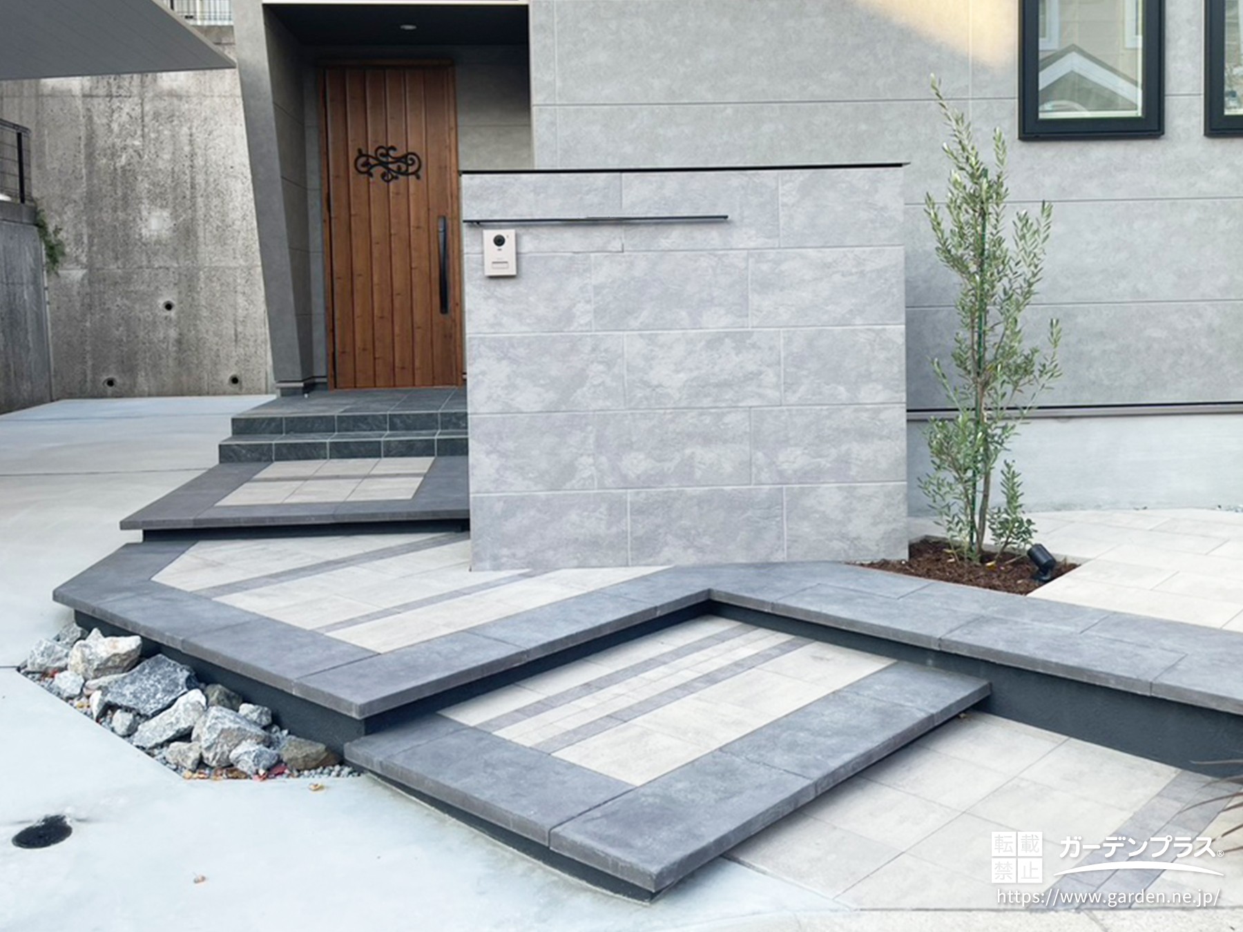 斜めの階段がおしゃれな玄関アプローチ