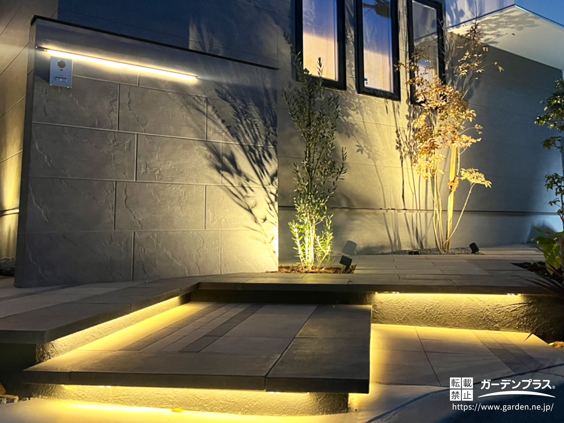 浮き階段をライティングする照明