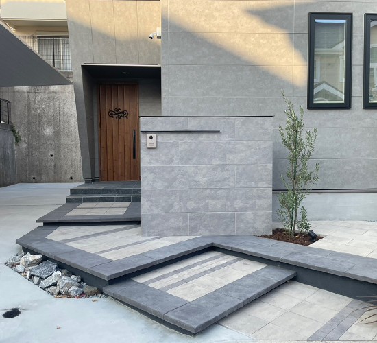 外構工事で玄関アプローチをおしゃれに見せたい方必見!シンプルモダン新築のご紹介