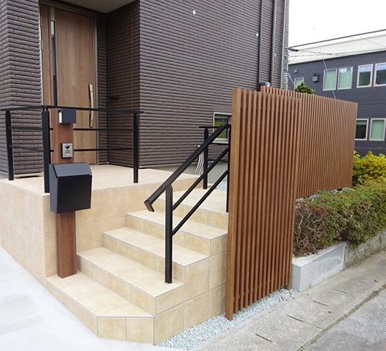 縦格子を使った玄関前のおしゃれな目隠しアイデアをご紹介！