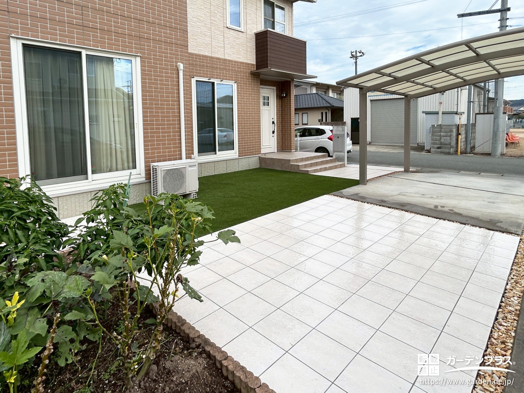 人工芝のお庭×タイルの駐車場で雑草対策!見た目にも美しく仕上がった施工例です
