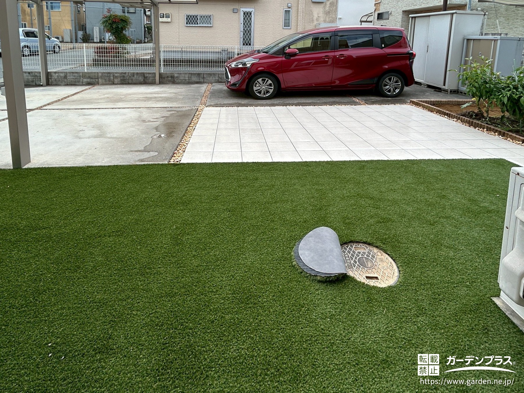 雨水蓋の周りを少しだけ残しながら切り欠きを入れた人工芝