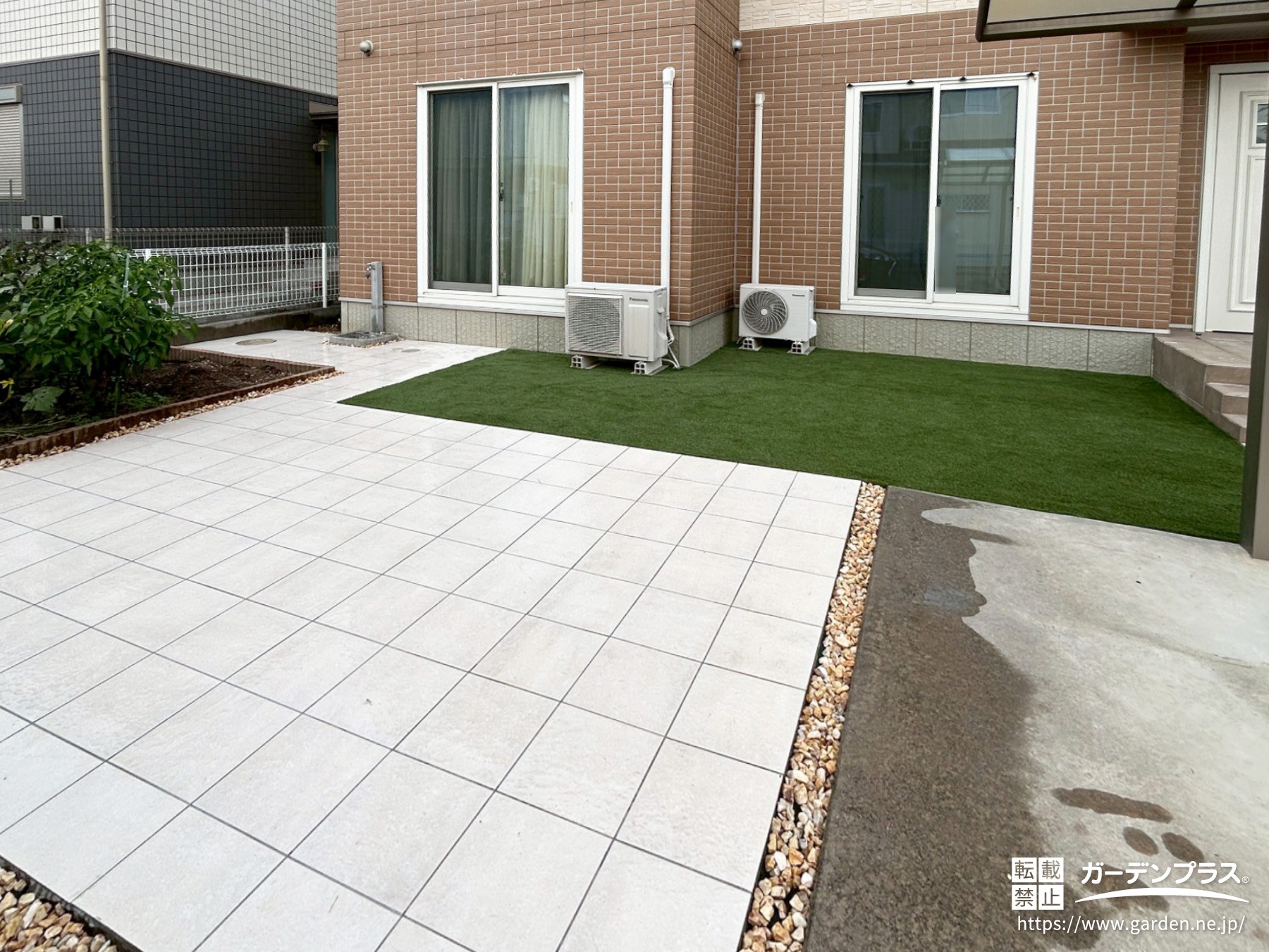 タイルで足元を安定させた来客用の駐車場