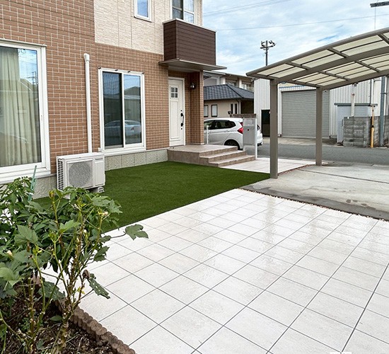 人工芝のお庭×タイルの駐車場で雑草対策！見た目にも美しく仕上がった施工例です