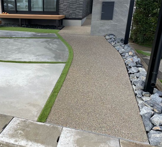 おしゃれな駐車場には人工芝を!洗い出しコンクリートの施工方法について♪〜中編〜