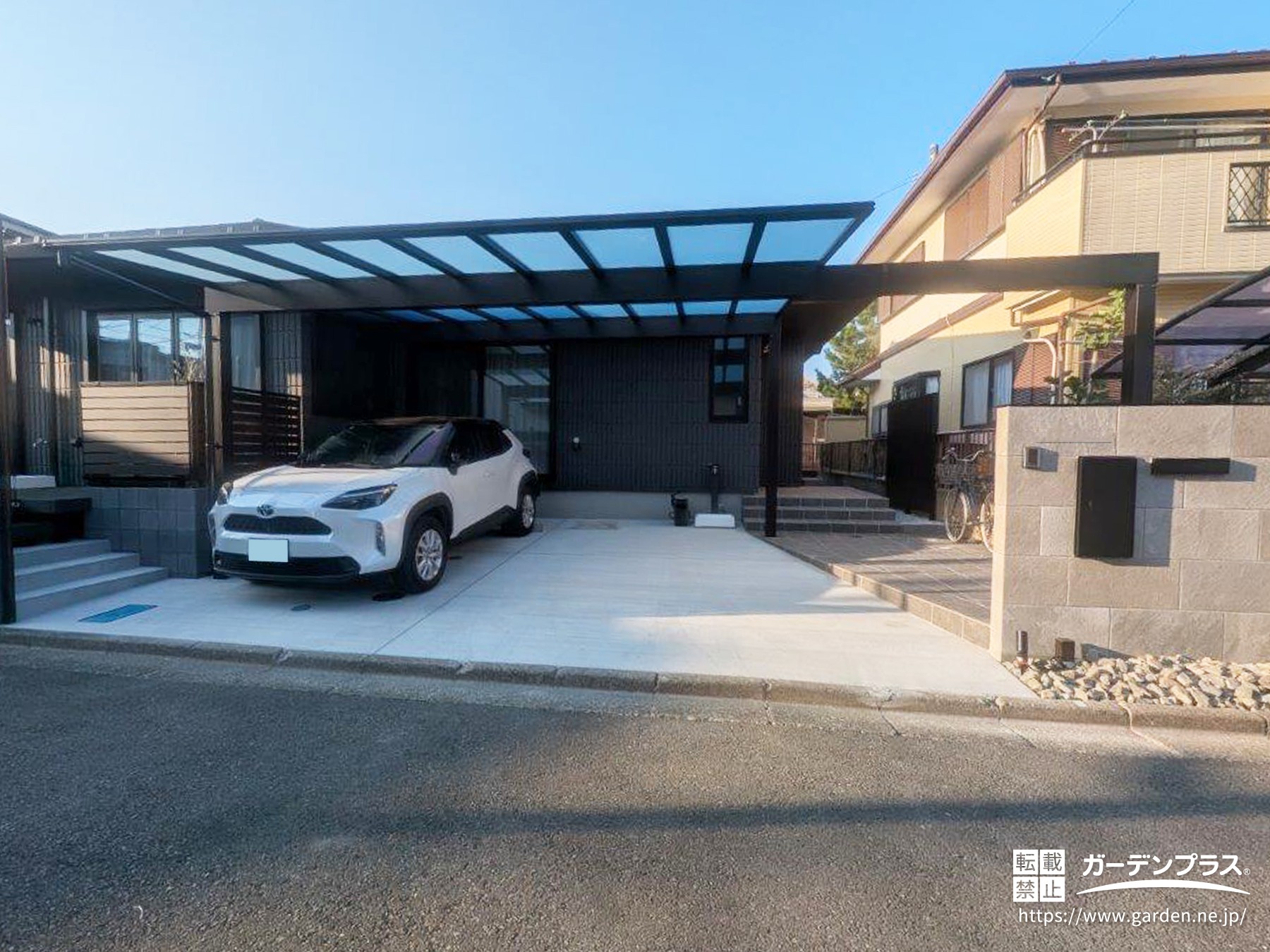 駐車が苦手でも安心!車の出し入れがスムーズになる梁延長カーポート実例紹介