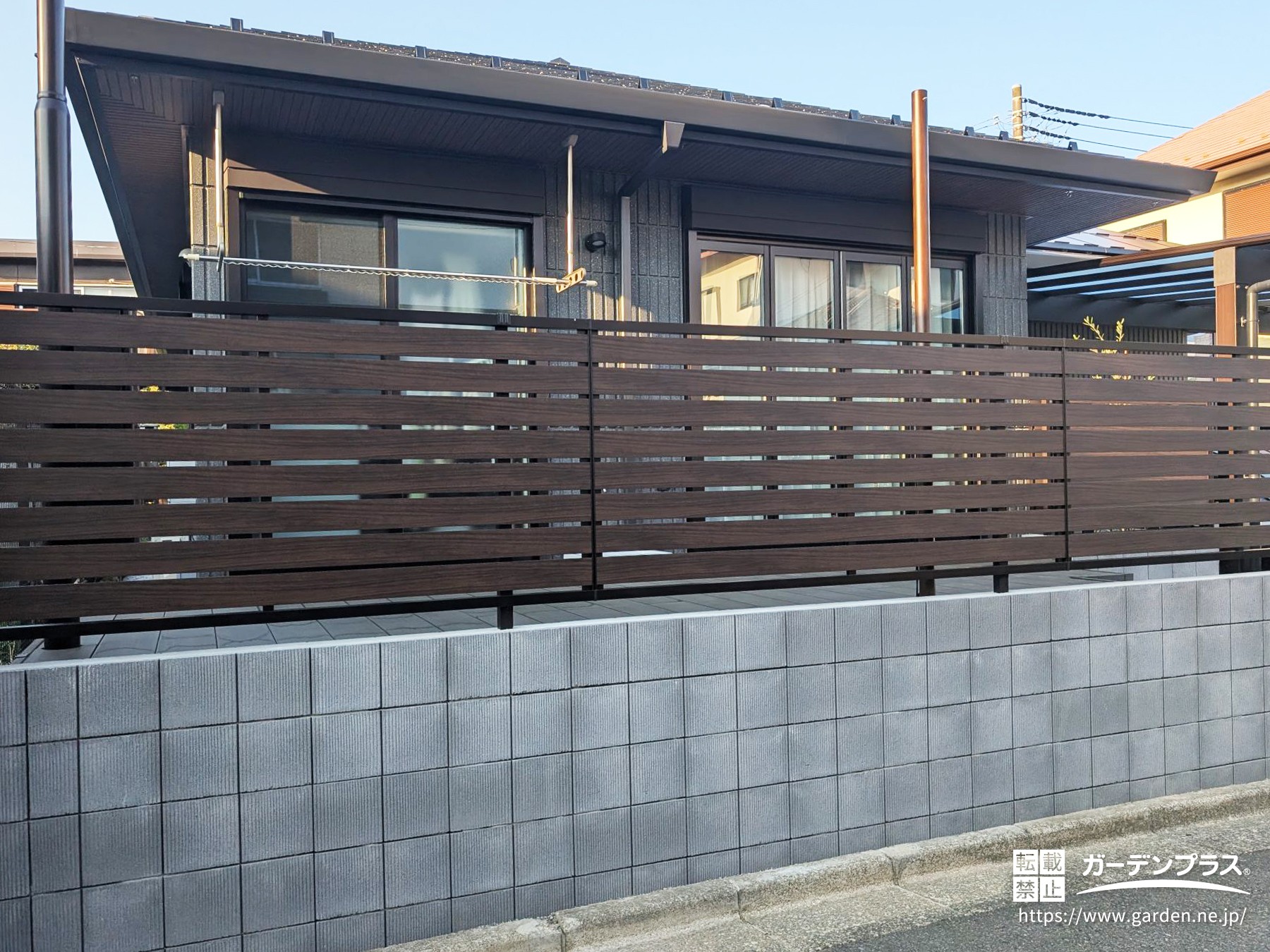 木目調が落ち着きあるプライベート空間を生み出す目隠しフェンス