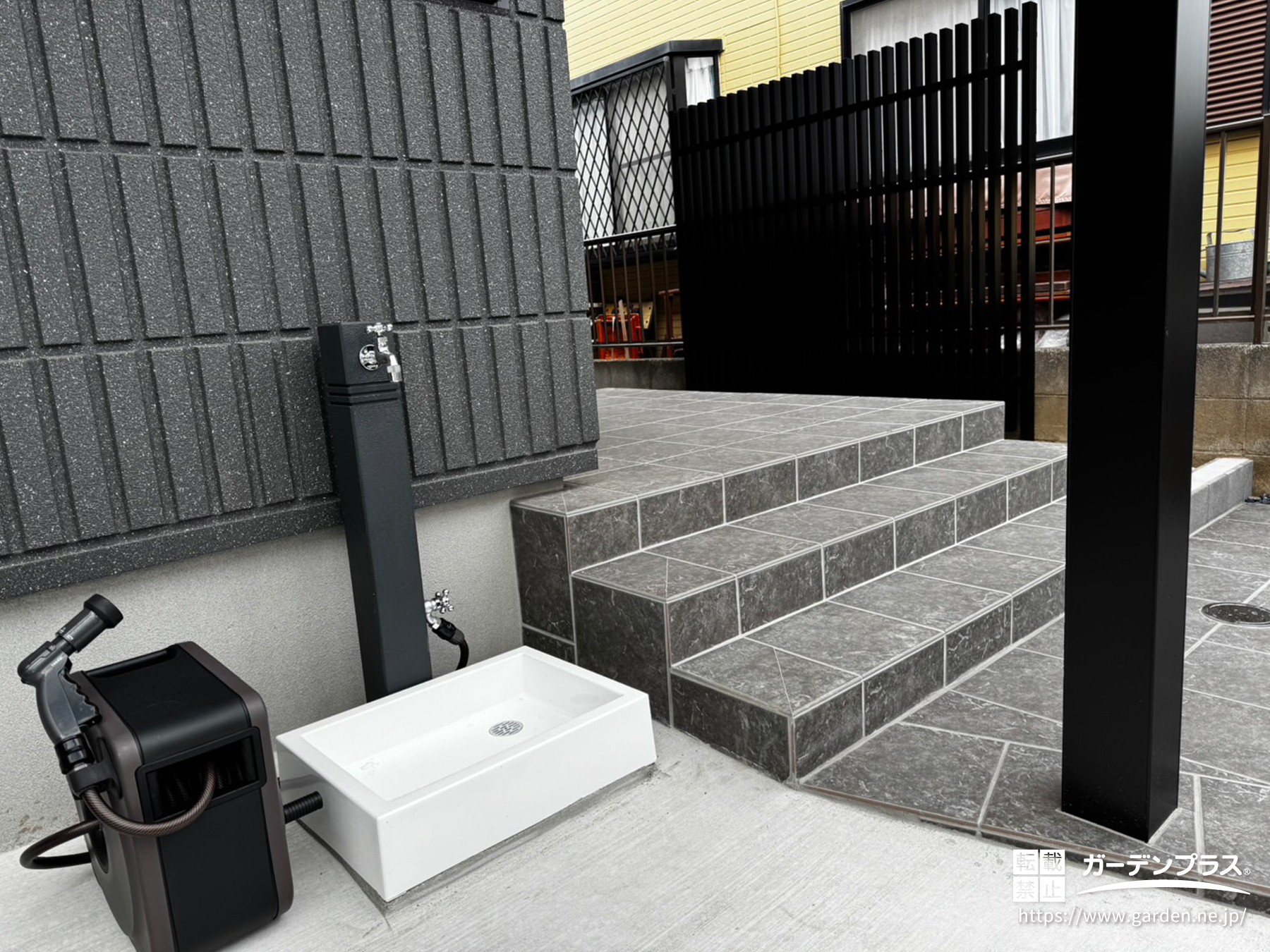 スタイリッシュな立水栓とパン