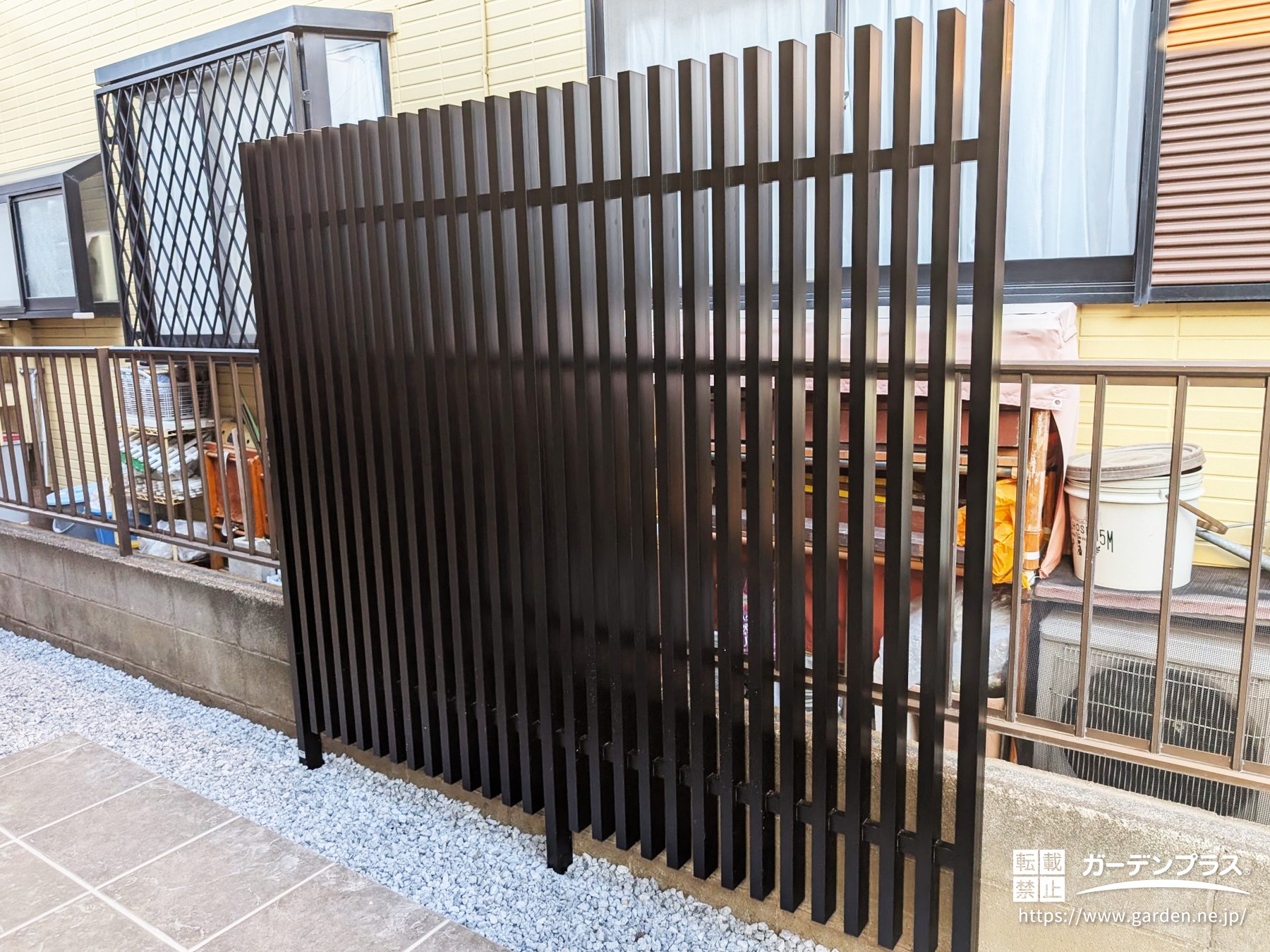 おしゃれな木目調の縦格子フェンス