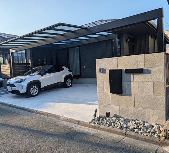駐車が苦手でも安心!車の出し入れがスムーズになる梁延長カーポート実例紹介