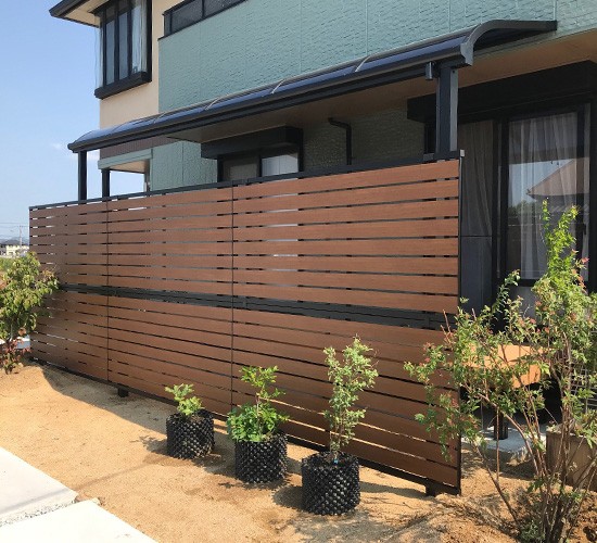 ナチュラルな目隠しフェンスでプライバシーを確保！癒しのデッキ空間をつくったリフォーム工事をご紹介