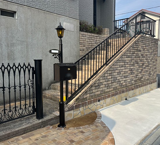 【駐車場の拡張工事】花壇を撤去して叶えたおしゃれな洋風スタイルの2台用駐車場