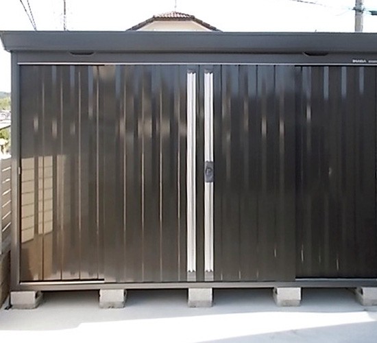 自転車の保管に便利な物置♪サイズの異なる物置を用途に分けて組み合わせた施工例をご紹介!