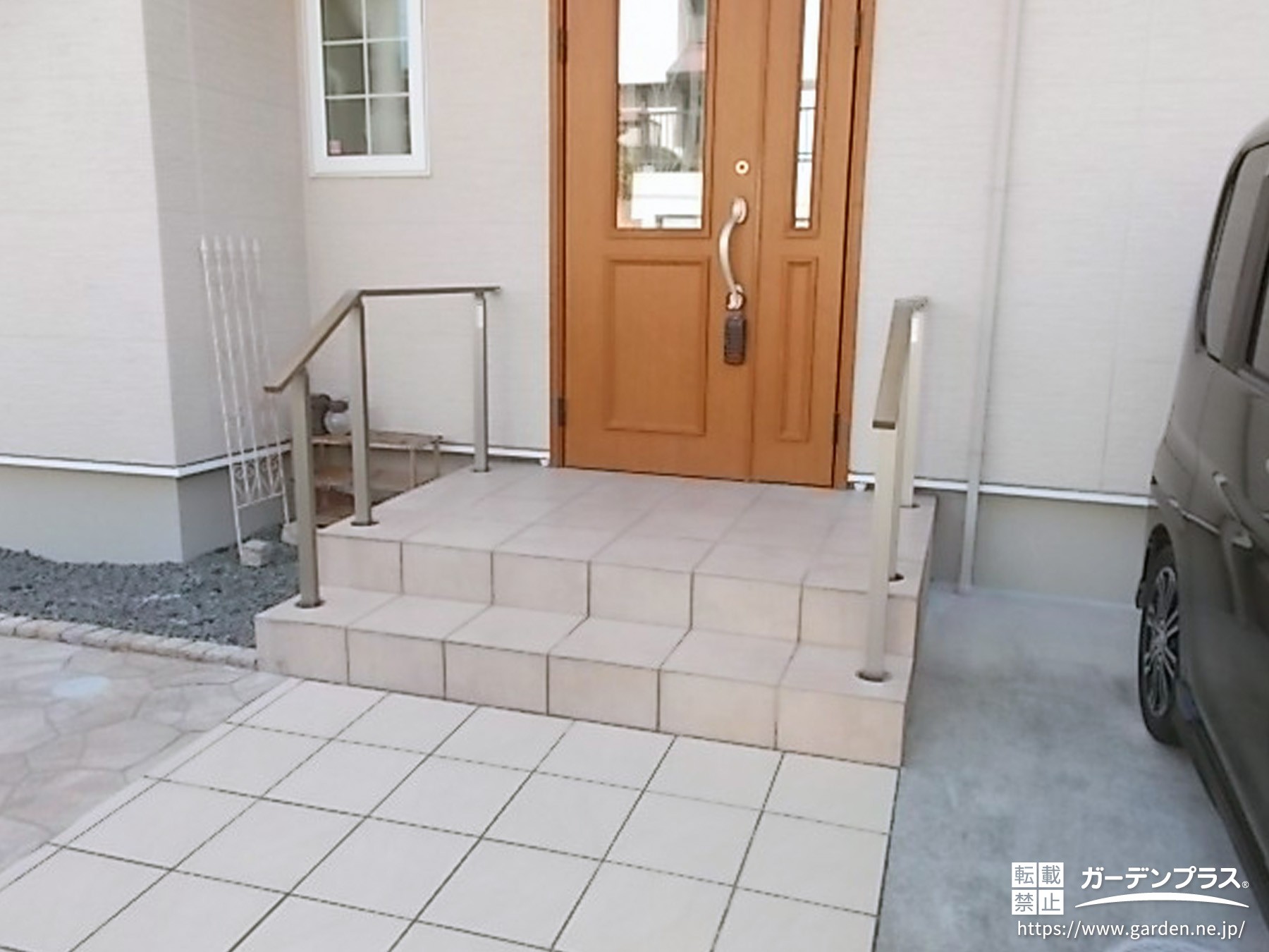 手すりをとりつけた安心の玄関ポーチ階段