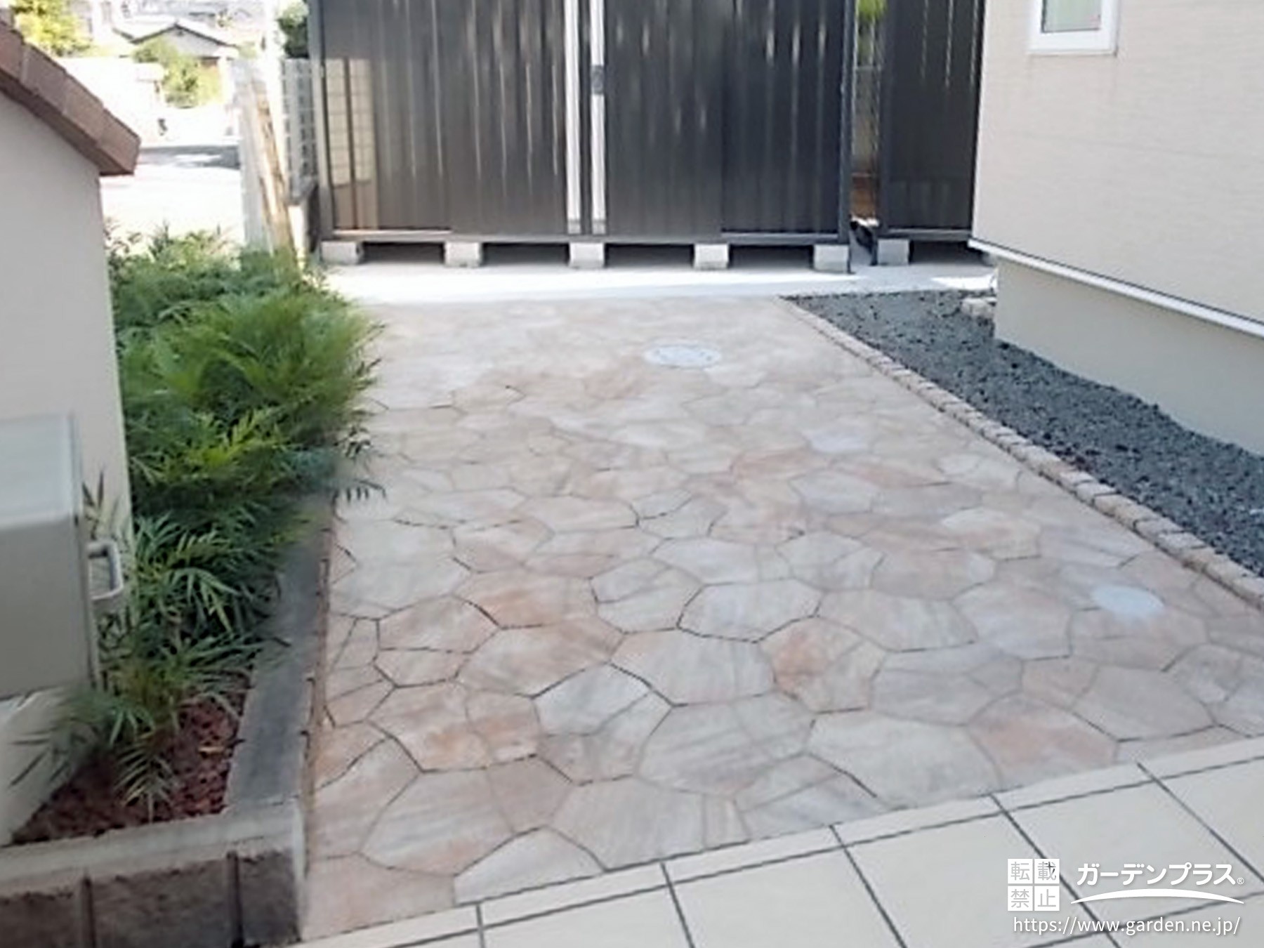 お車の乗り入れにも耐えられるインターロッキング舗装