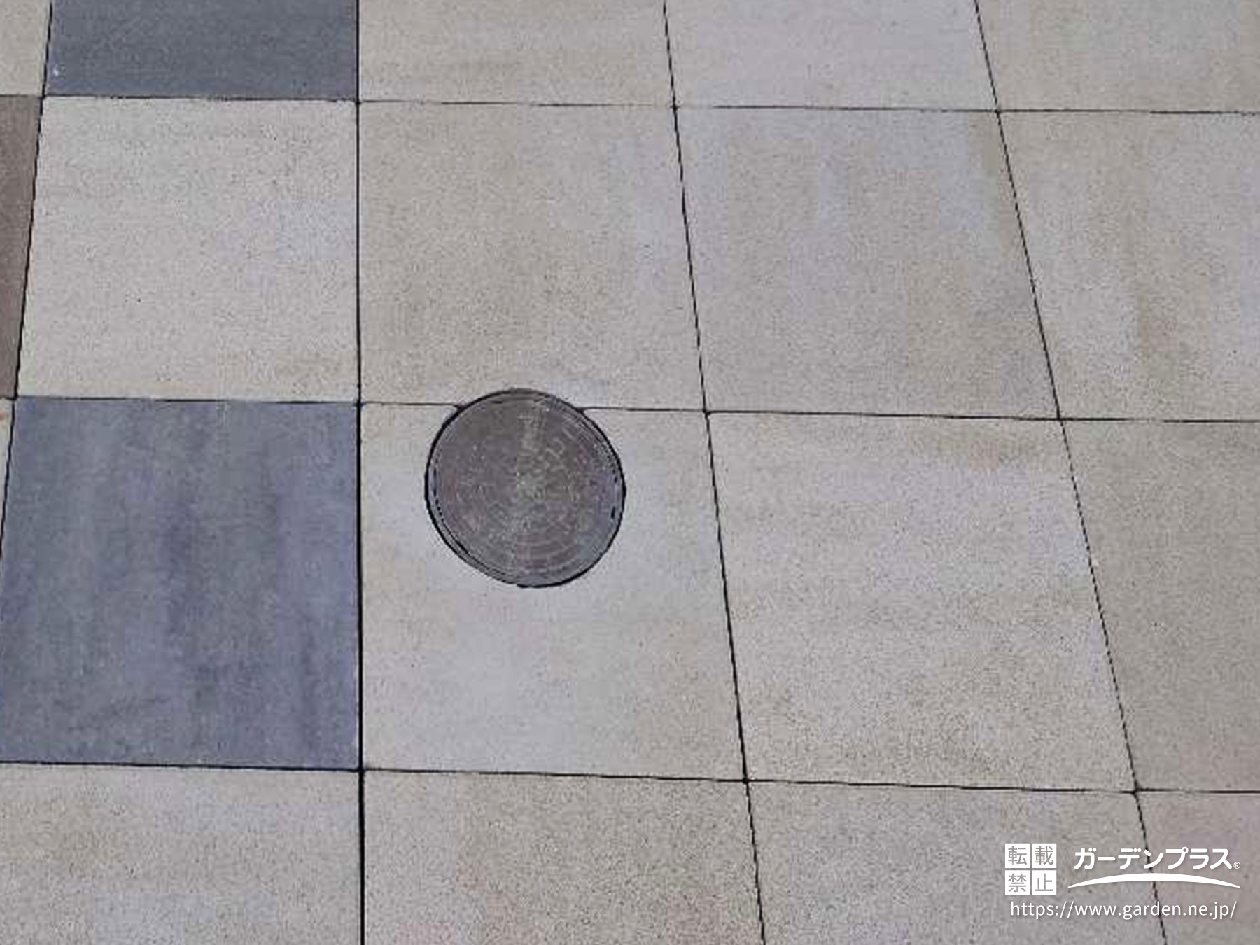 桝に合わせてカットしたコンクリート平板