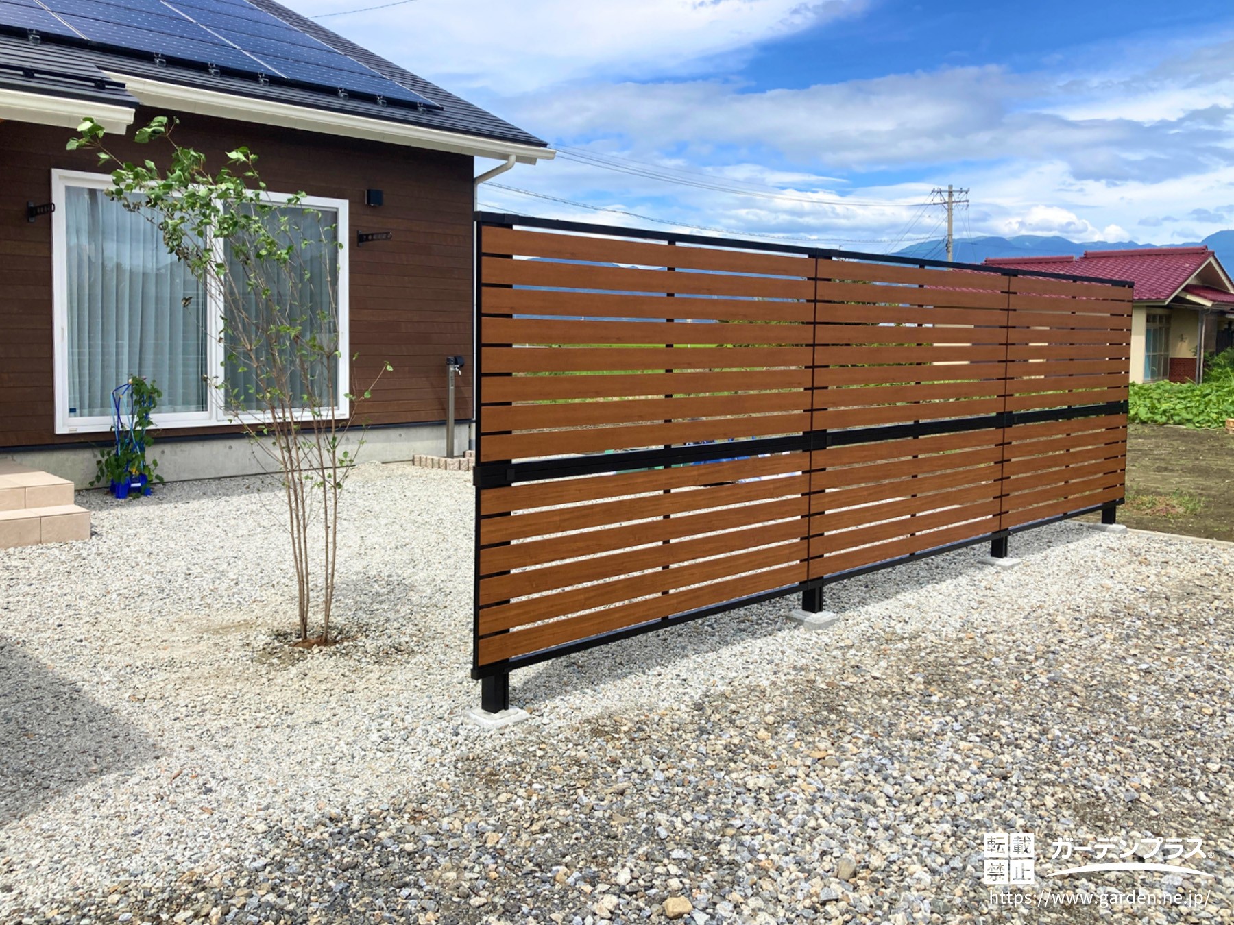 ナチュラルな木目調の目隠しフェンス