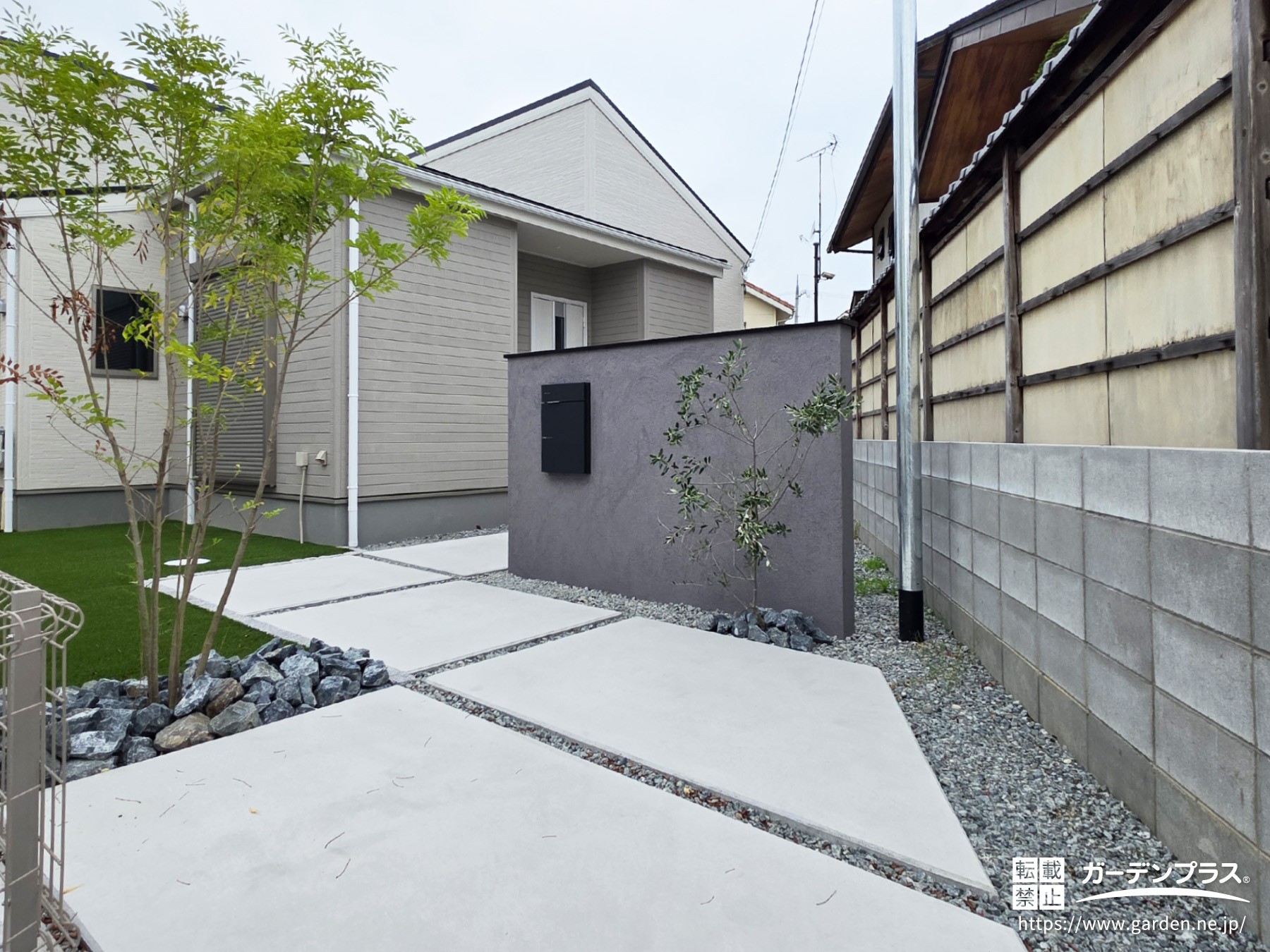 塗装仕上げの造作門柱がポイント!直線美の映えるおしゃれな玄関まわりが完成しました