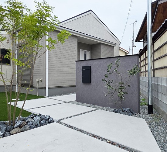 塗装仕上げの造作門柱がポイント!直線美の映えるおしゃれな玄関まわりが完成しました