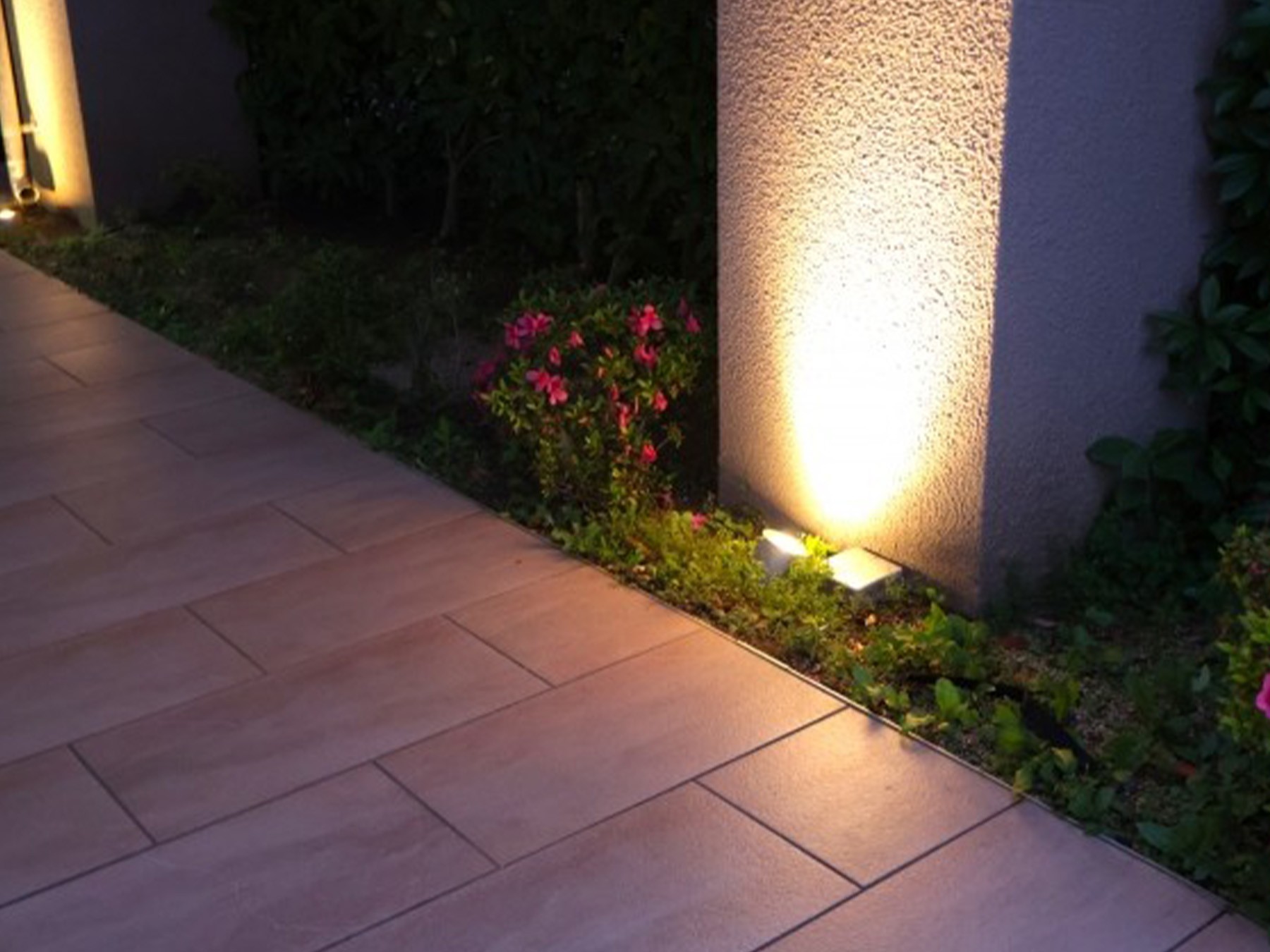 夜間の足元を照らす照明