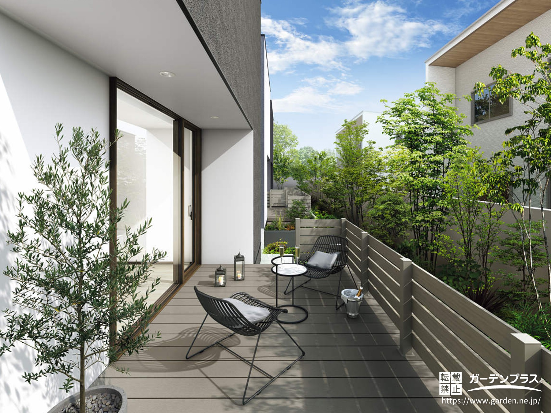 インテリアと色調を合わせたデッキ空間