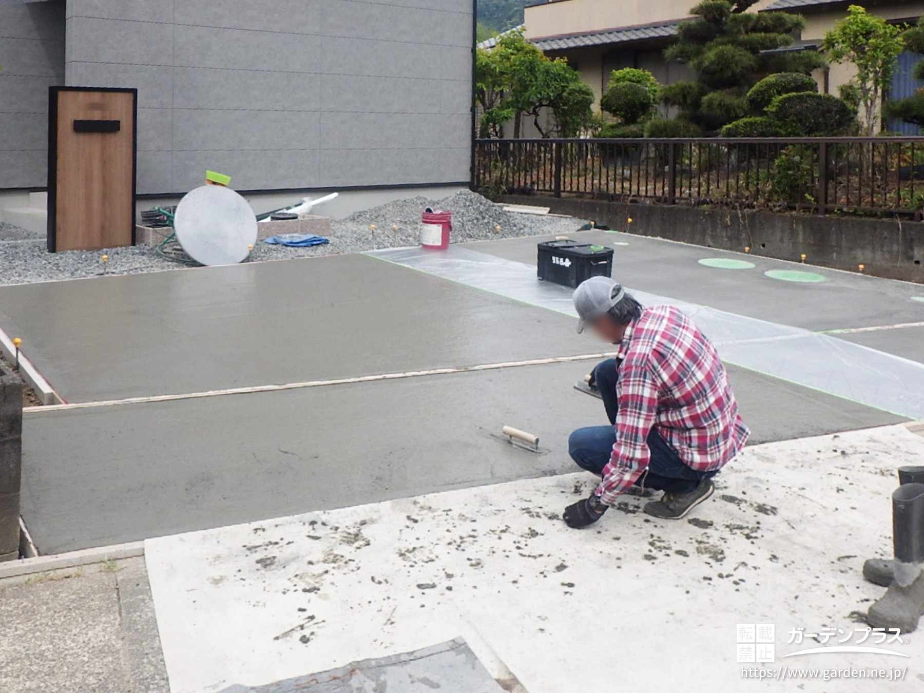 土間コンクリートを鏝で均す様子