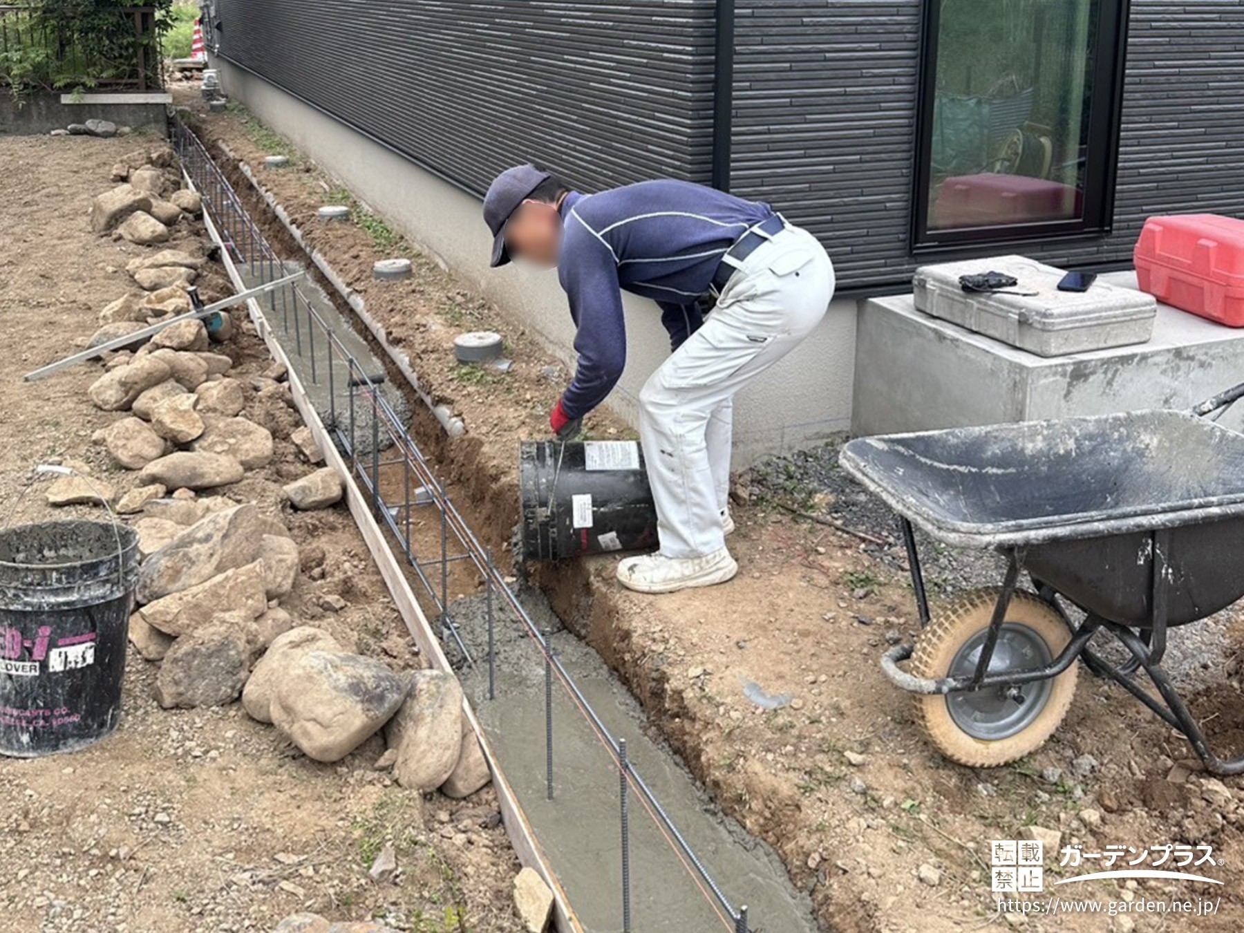 生コンクリートを流し込んでいる様子