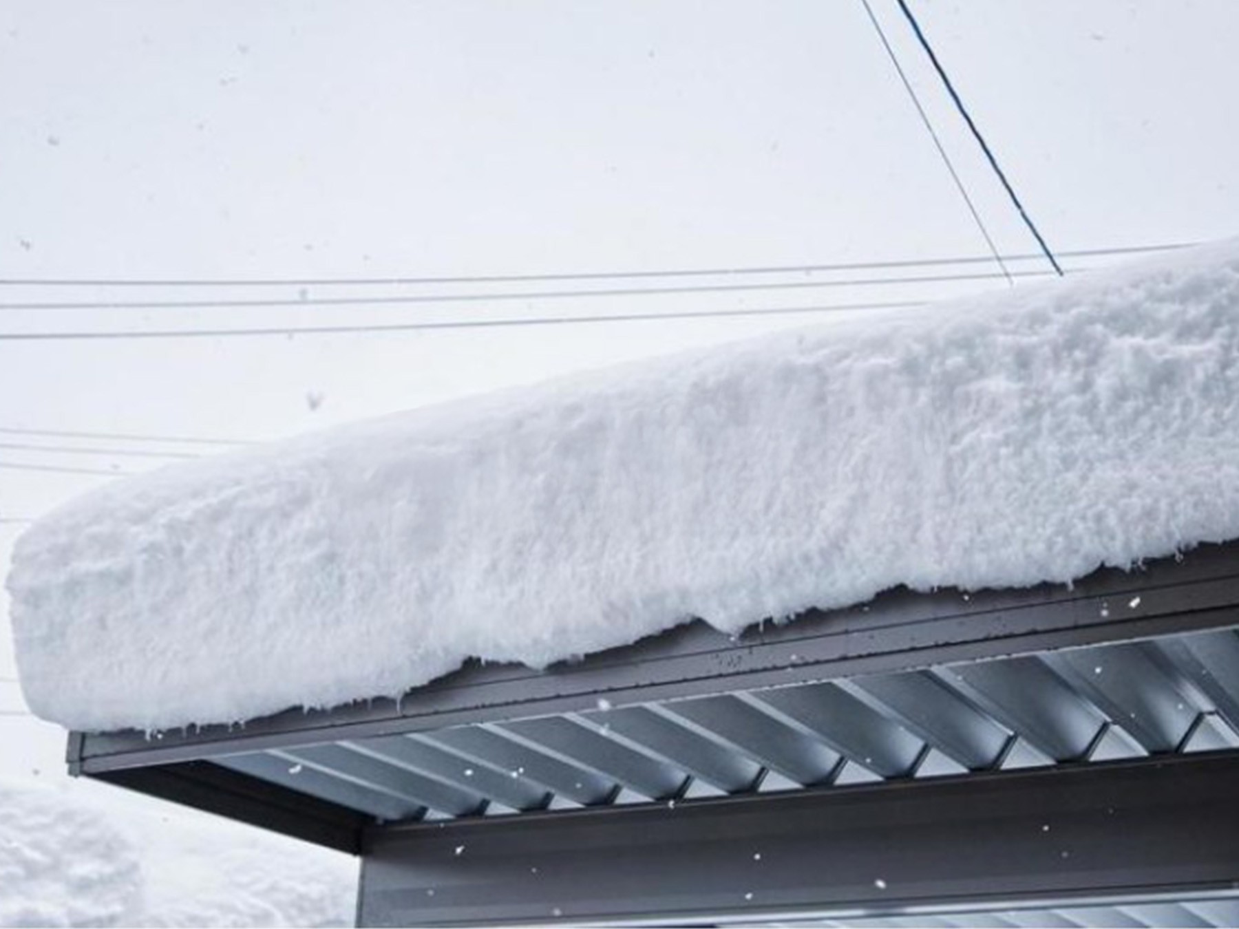 屋根に雪が積もったカーポート