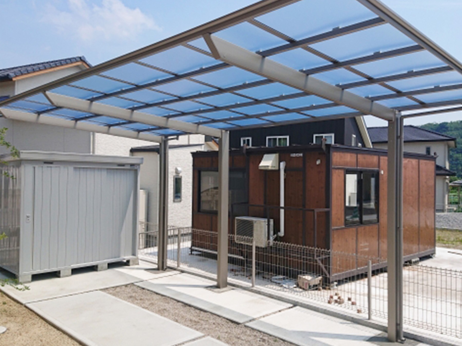 スタイリッシュでモダンな屋根のカーポート