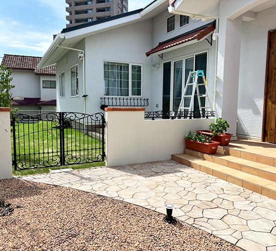 【南欧風の戸建て外構デザイン】レンガ笠木や鋳物が印象的で緑いっぱいの新築外構!