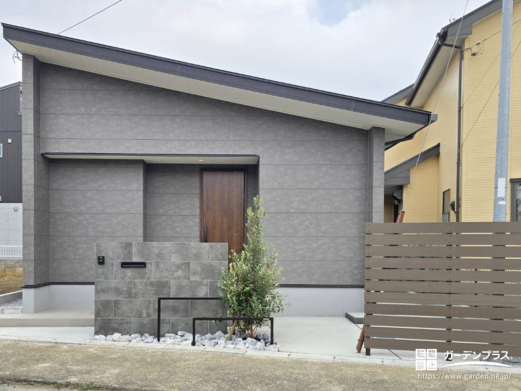 道路に面した家でも安心!モダンでおしゃれな外構づくりと目隠しアイデア