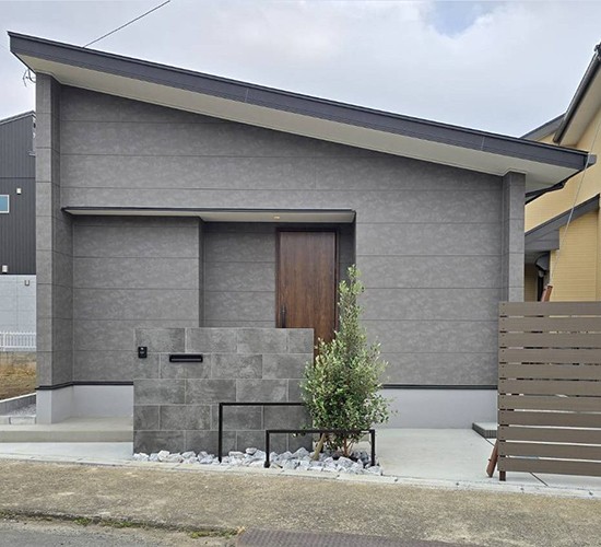 道路に面した家でも安心！モダンでおしゃれな外構づくりと目隠しアイデア