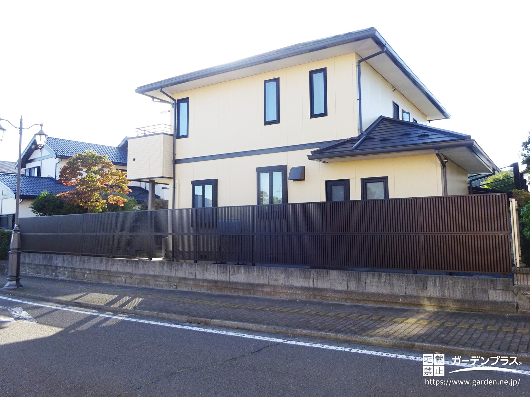 見る方向によって見え方の変わる縦格子フェンス