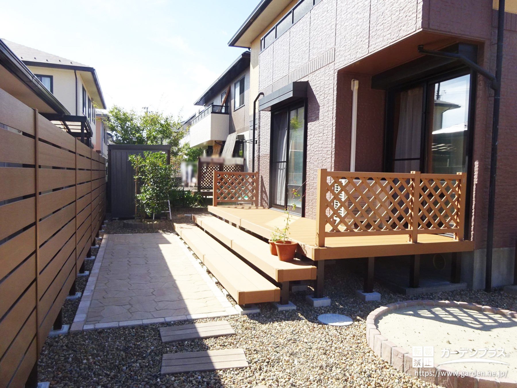 天然芝や生垣の管理から解放されたナチュラルな庭