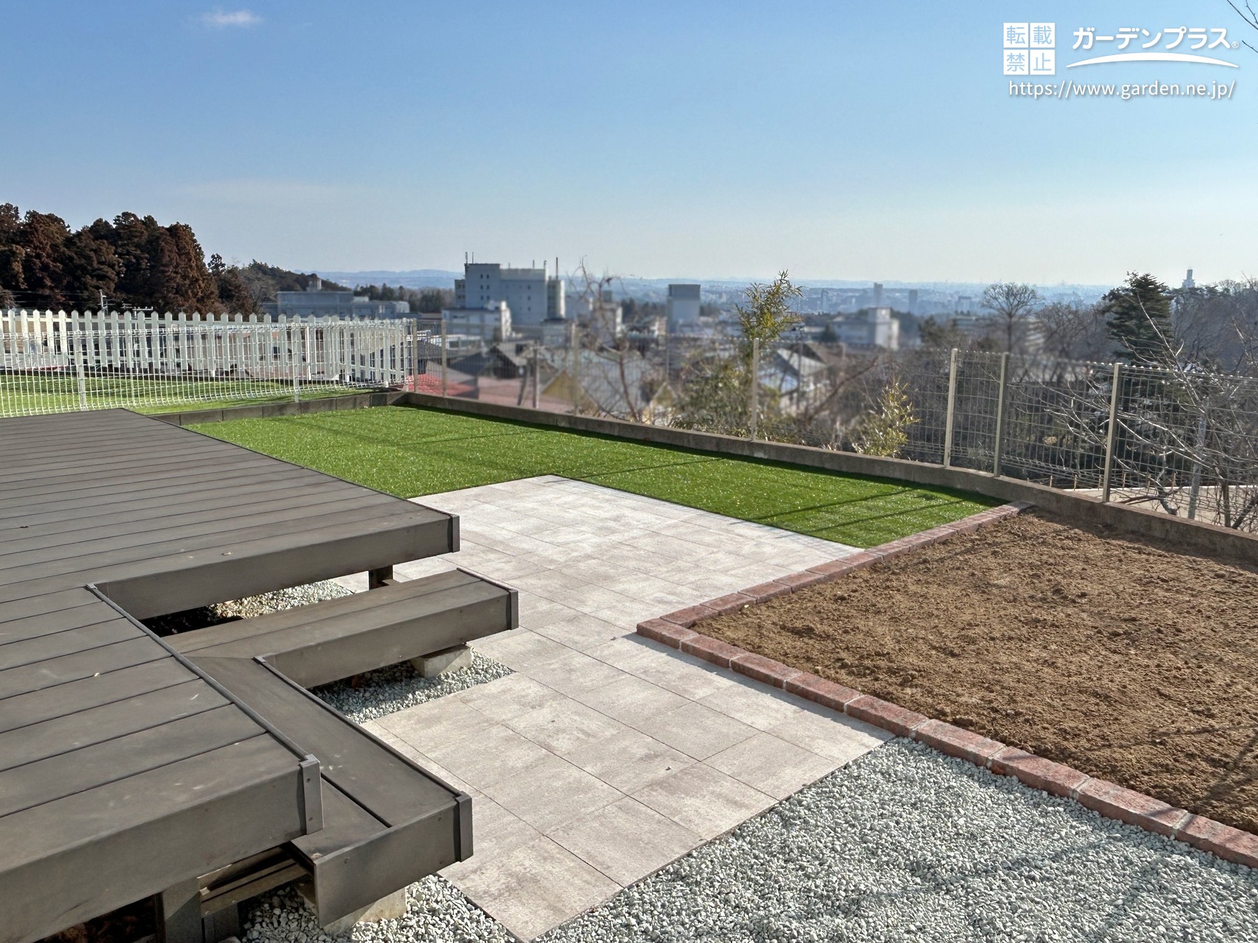 砂利以外のインターロッキングや人工芝を使って管理の手間を減らした庭