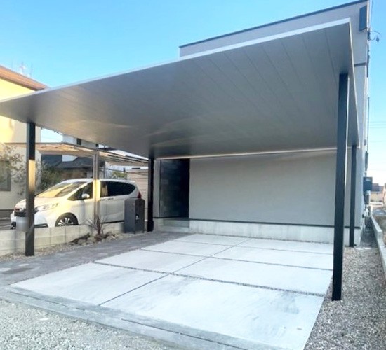 ライトグレーの建物の外観に合わせた「上品×シンプル外構」！数か月後にはカーポートも設置しました♫