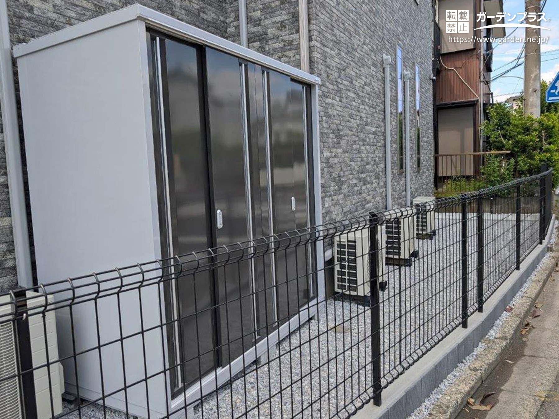 グレーのモダンな外壁にぴったりな物置