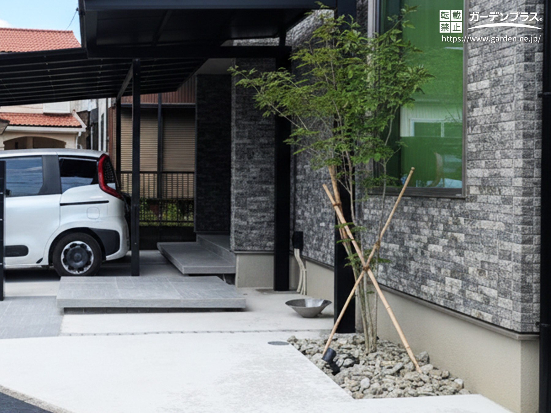 かっこいいモダン外構を引き立てるアオダモ