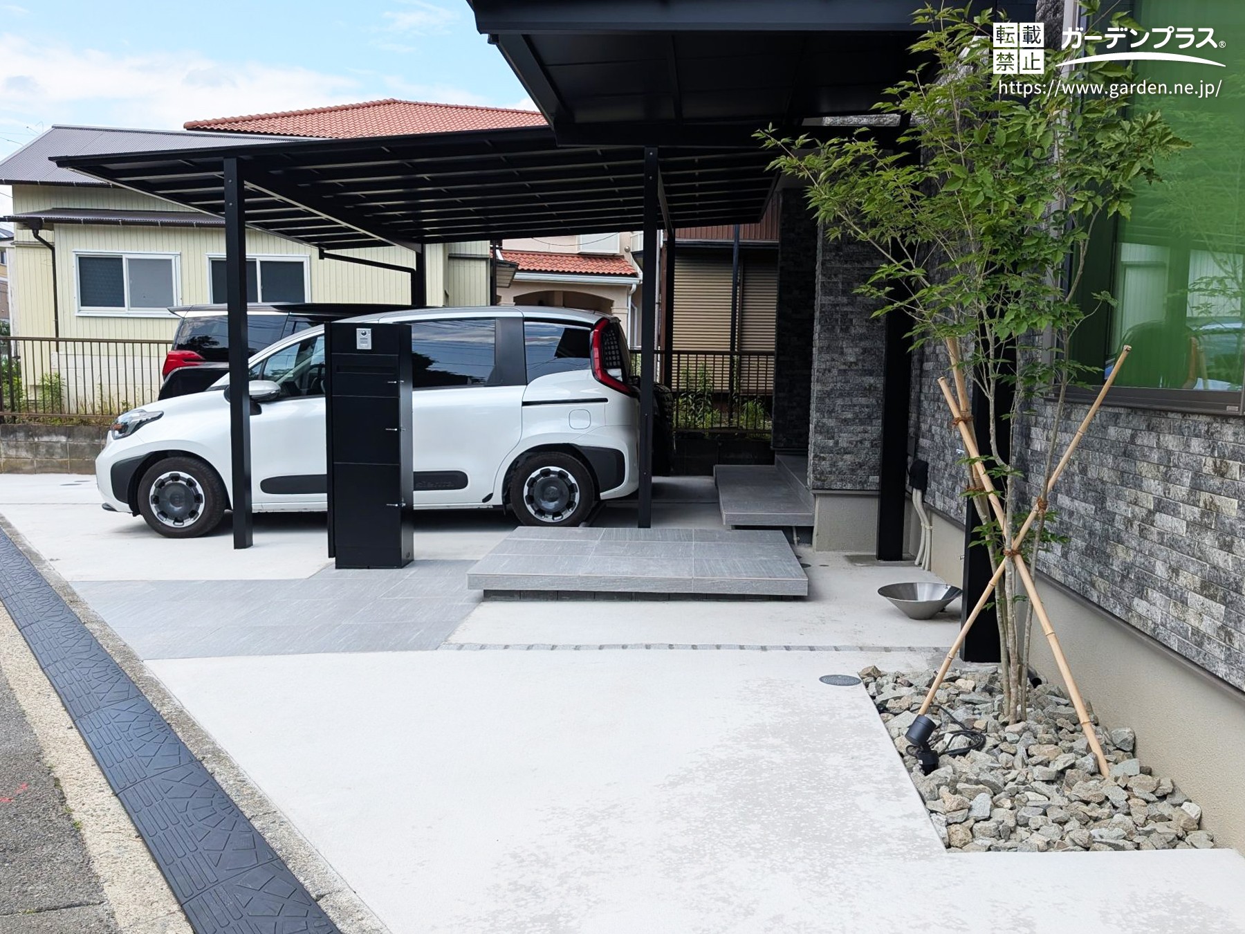 「黒」が主役!グレーの外壁に映えるモダン外構と、憧れのフロートステップ(浮き階段)で魅せる新築外構施工例