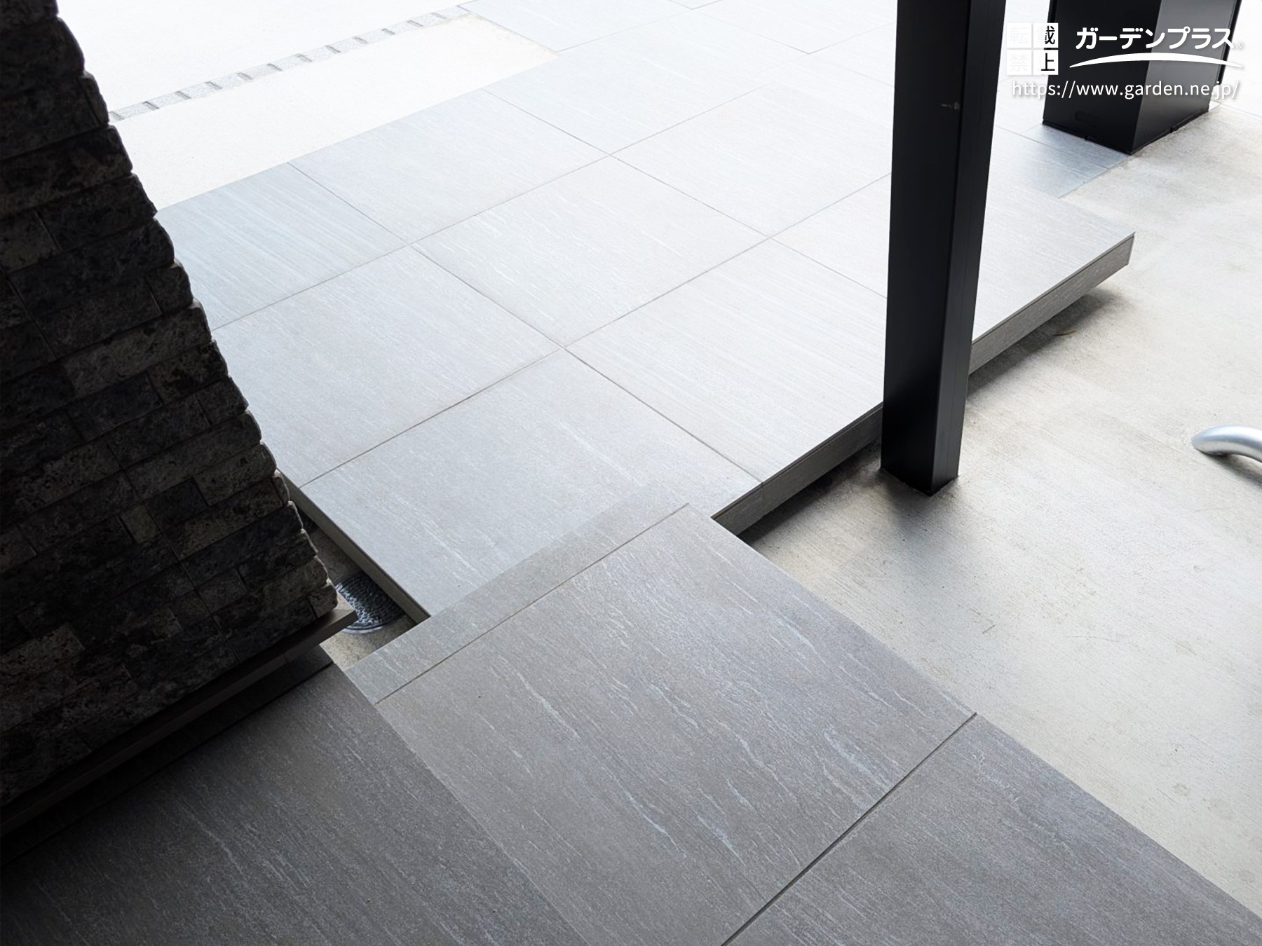 大判タイルの浮き階段