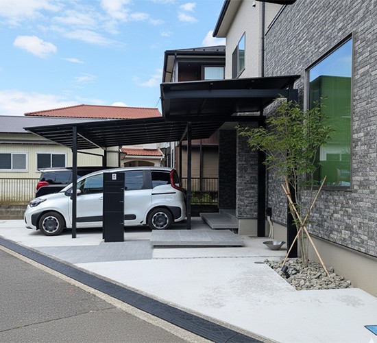 「黒」が主役!グレーの外壁に映えるモダン外構と、憧れのフロートステップ(浮き階段)で魅せる新築外構施工例