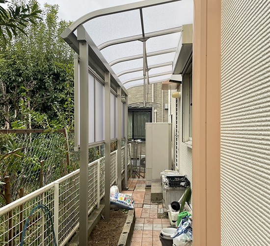 近隣住宅とのプライバシー保護と気兼ねなく洗濯物を干せるテラス屋根・目隠し用スクリーンのご紹介－前編ー