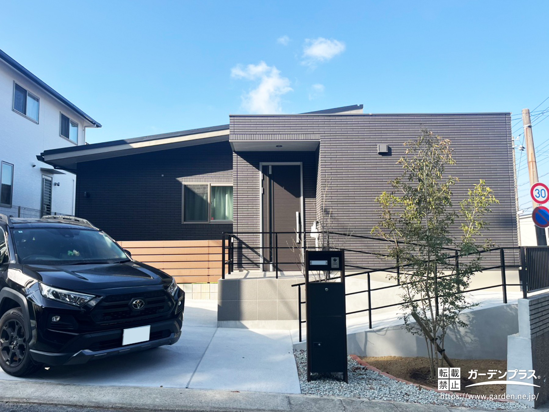 【アーバンナチュラル】グレーの家に映えるスロープ付きの新築外構デザイン