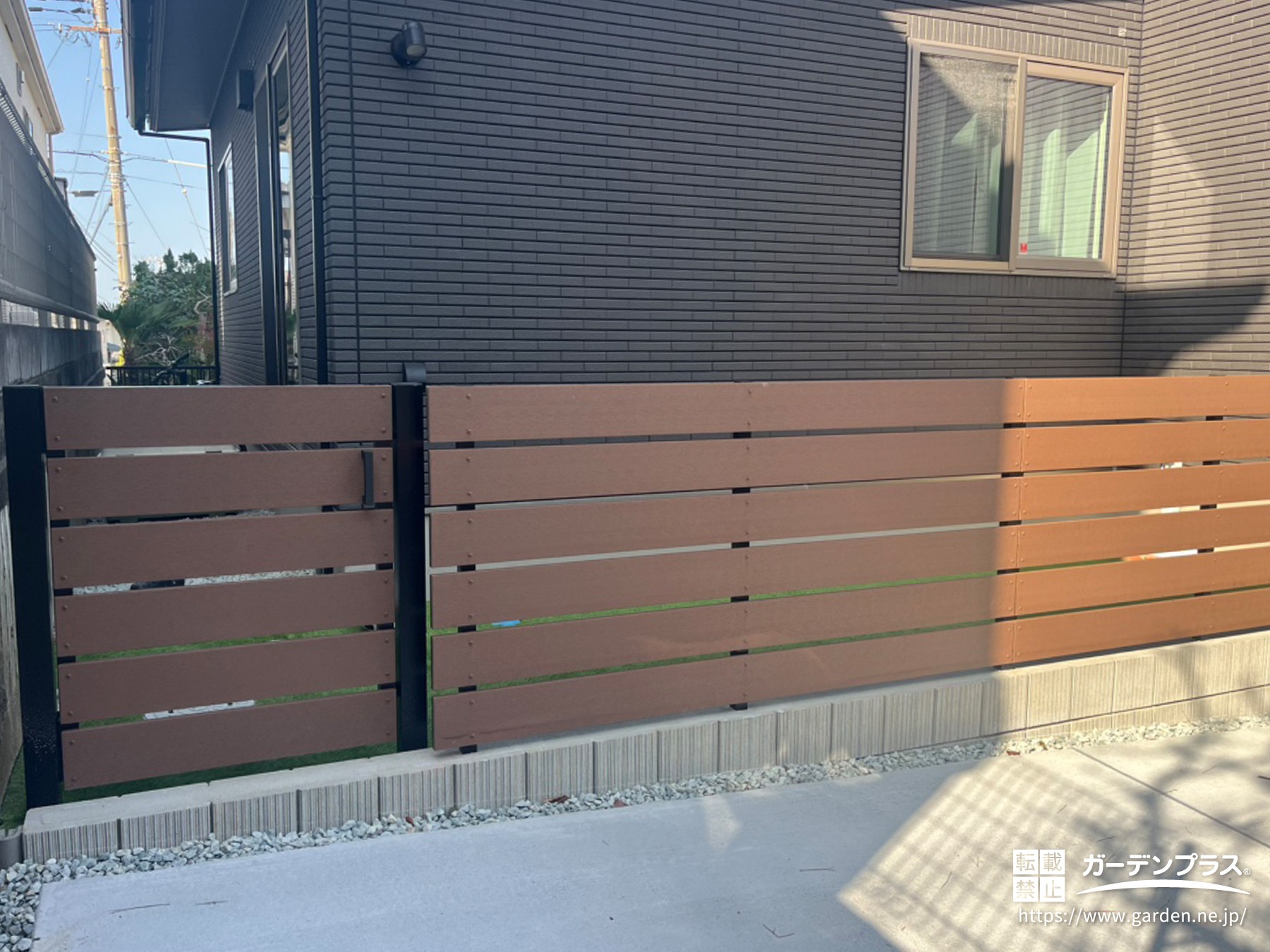 程よくカジュアルダウンしてくれる木目調の目隠しフェンス