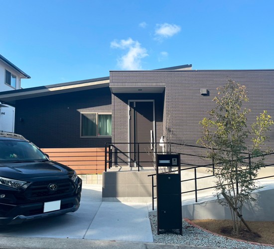 【アーバンナチュラル】グレーの家に映えるスロープ付きの新築外構デザイン